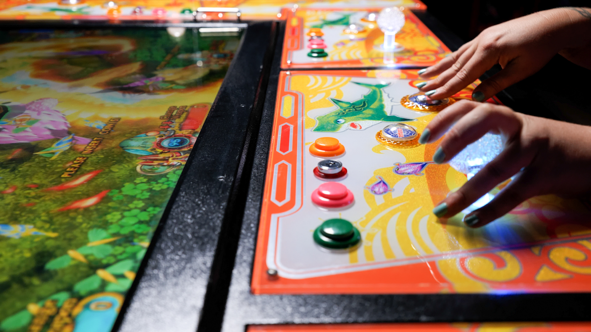 8 fish gameplay with hands